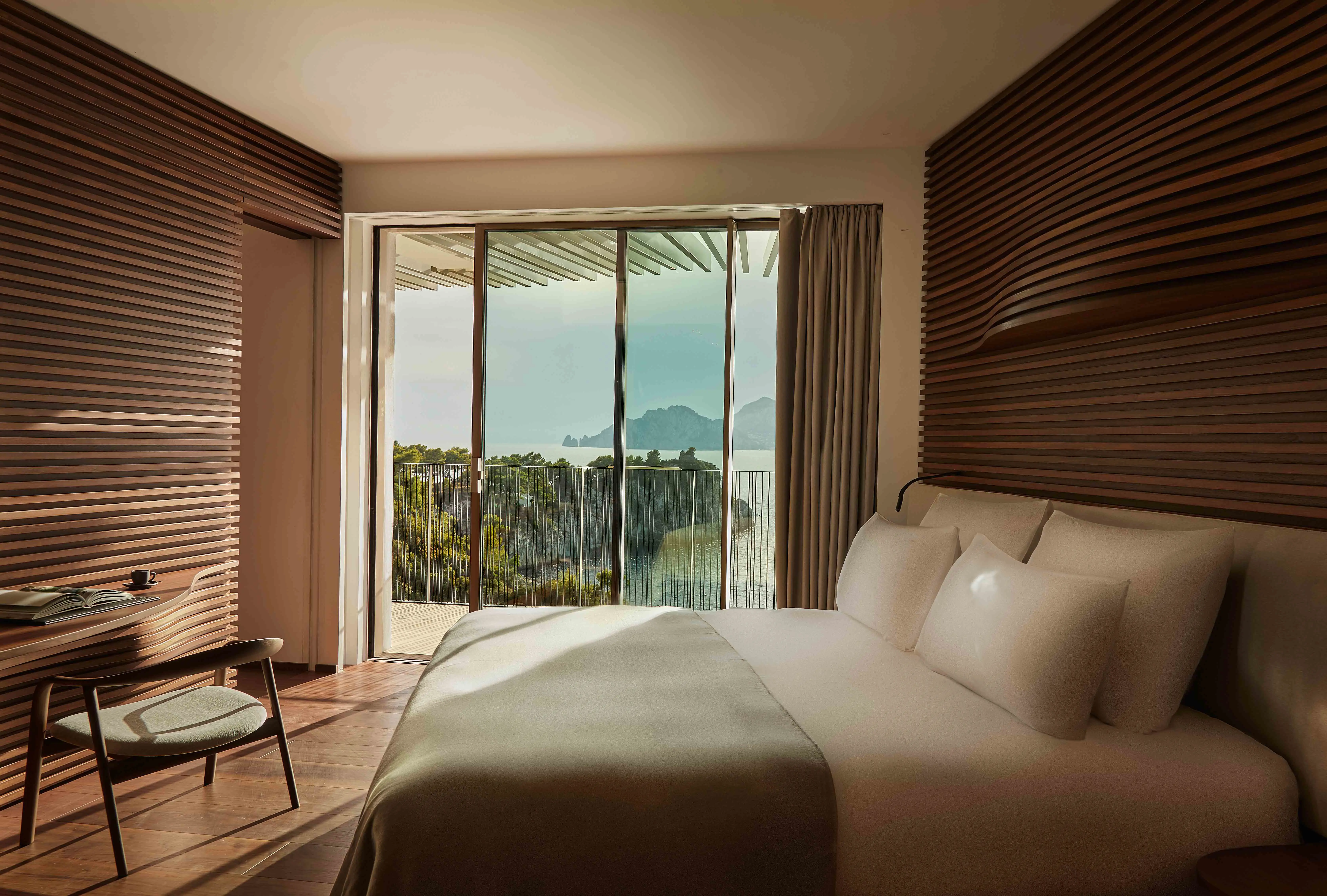 Deluxe Suite Sea View (2)